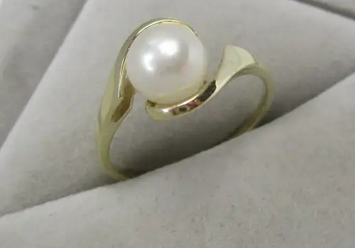 eleganter Ring 333er Gold mit verziertem Ringkopf + Perle (168156)