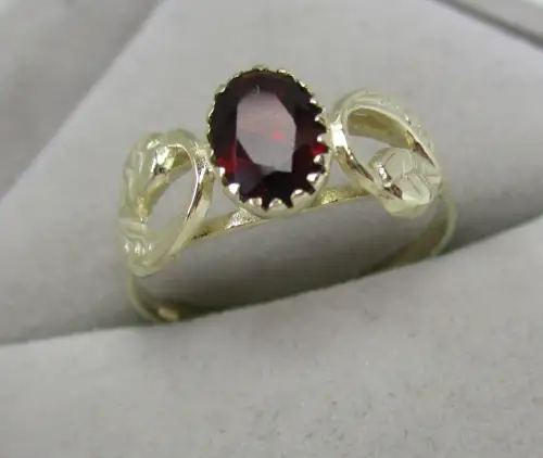 eleganter Ring 333er Gold Granatschmuck mit floraler Ringschiene (167989)