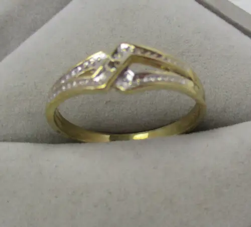 eleganter Ring 333er Gold mit verzierter Ringschiene + Diamantsplitter (167718)