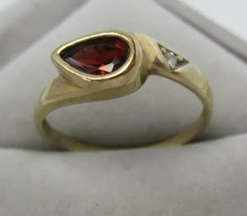 eleganter Ring 333er Gold mit rotem und farblosem Edelstein (164882)