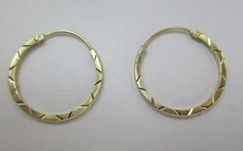 elegante 375er Gold Creolen Ohrringe mit gemusterter Ringschiene (110663)