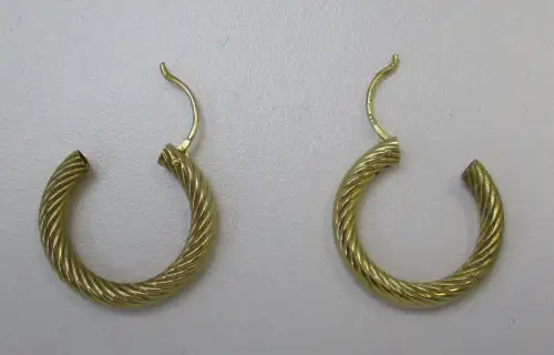 elegante 333er Gold Creolen Ohrringe mit Streifenmuster (115413)