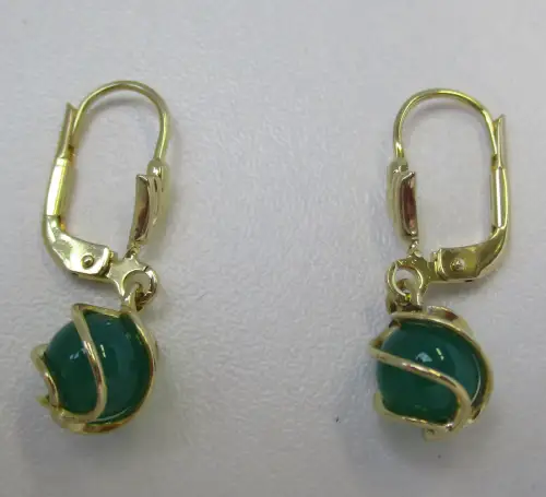 charmante 333er Gold Ohrringe Hängeohrring mit grüner Edelstein Kugel (114031)