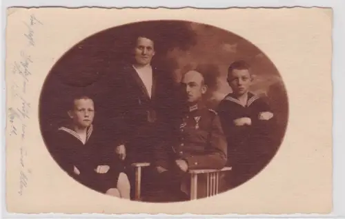 42836 Ak Magdeburg Familienbild Offizier mit Orden, Kinder im Marine-Look 1919