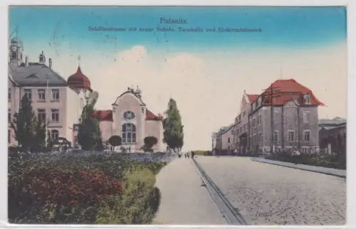 89979AkPulsnitz.Schillerstrasse mit Schule.Turnhalle und Elektrizitätswerk. 1922