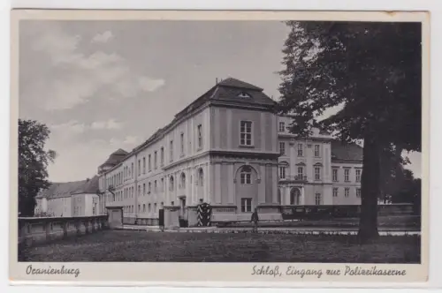 37301 AK Oranienburg. Schloß, Eingang zur Polizeikaserne. 1944