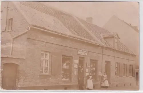 16109 Foto Ak Löderburg Bez.Magdeburg Materialwarengeschäft um 1920