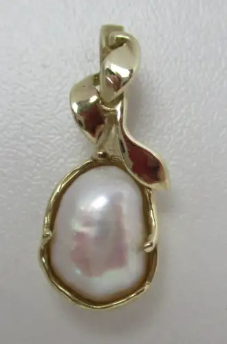 eleganter 333er Gold Kettenanhänger florale Verzierung mit Perlmutt (108294)