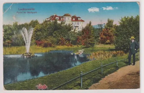 88169 Ak Luckenwalde. Partie im Stadtpark mit Fontäne. um 1920