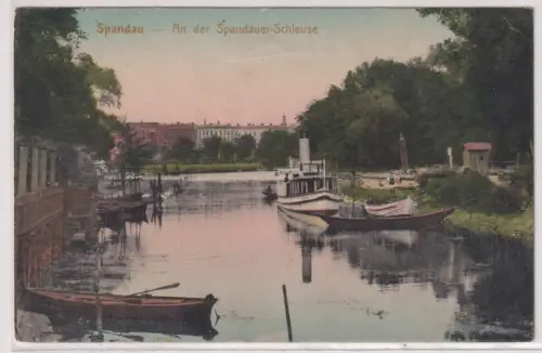 24707 Ak Spandau - An der Spandauer-Schleuse. 1912