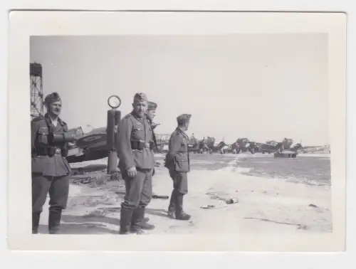 88694 Original Foto Deutsche He111 Bomber auf franz.Flughafen bei Albert