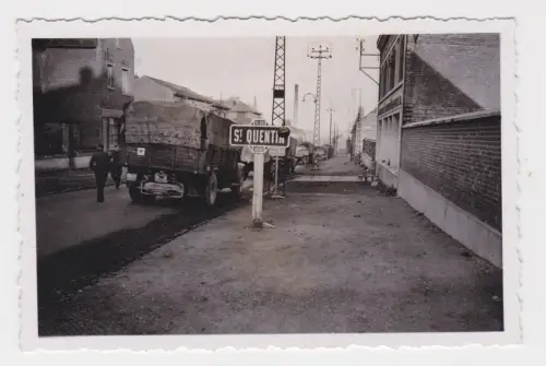 58479 Original Foto Deutsche Militärkolonne in St.Quentin France im 2.Weltkrieg