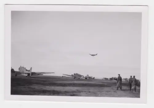 23495 Original Foto Staffel mit JU52 Flugzeugen im 2.Weltkrieg
