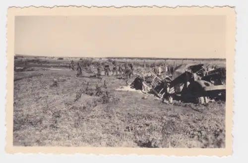 41369 Original Foto deutsche Soldaten neben Flugzeugwrack im 2.Weltkrieg