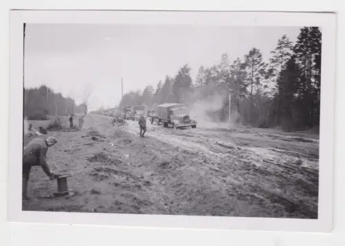23520 Original Foto deutsche Militärkolonne im Schlamm im 2.Weltkrieg