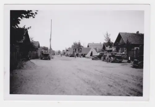 63014 Original Foto deutsche Militärkolonne im Osten im 2.Weltkrieg