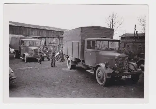 39006 Original Foto deutsche Soldaten mit 2 Militär LKW im 2.Weltkrieg