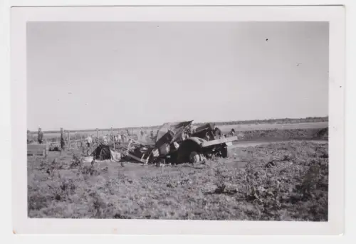 21036 Original Foto Militär LKW mit Volltreffer im 2.Weltkrieg