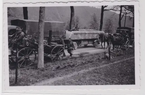 91837 Original Foto Militärkolonne mit Brückenlegeranhängern im 2.Weltkrieg