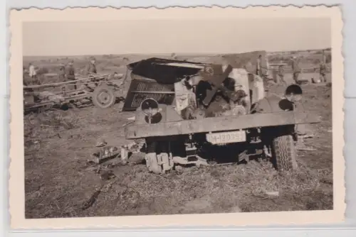 907346 Original Foto Militär LKW mit Volltreffer im 2.Weltkrieg