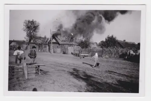 72030 Original Foto brennendes Dorf in Russland im 2.Weltkrieg