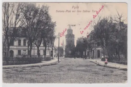 908213 Ak Pyritz Victoria-Platz mit dem Bahner Tor. 1912
