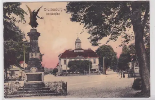 905639 Ak Oranienburg - Luisenplatz mit Denkmal um 1910