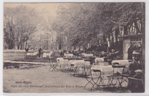 908912  Ak  Insel Rügen. Platz vor dem Restaurant Jagdschloss bei Binz a. Rügen.