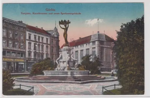 67696 Ak Görlitz. Postplatz, Kunstbrunnen und neues Sparkassengebäude. um 1940