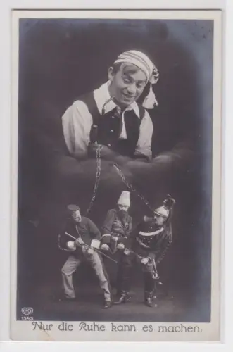 909144 Humor Militär Ak Riese mit Schlafmütze hält drei Soldaten an Ketten