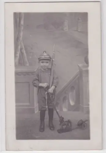 909147 Foto Ak Kind mit Pickelhaube, Gewehr und Spielzeugkanone 1916