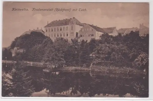 04076 Ak Kleinwelka - Knabenanstalt (Rückfront) mit Teich um 1910