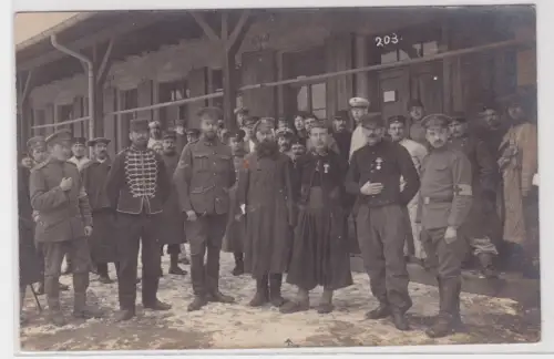 909168 Foto Ak gefangene Soldaten in einem Kriegsgefangenenlage 1. Weltkrieg