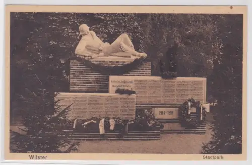 91049 Ak Ehrenmal für die Gefallenen des Ersten Weltkriegs im Stadtpark.Wilster.