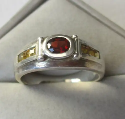 925er  Silberring mit einem zentralen roten Granat und gelben Steinen (163959)
