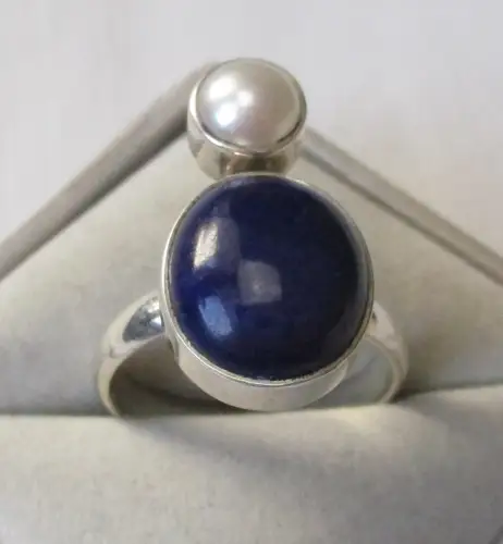 Ring aus 925er Silber mit einem tiefblauen Lapislazuli und einer Perle (157031)