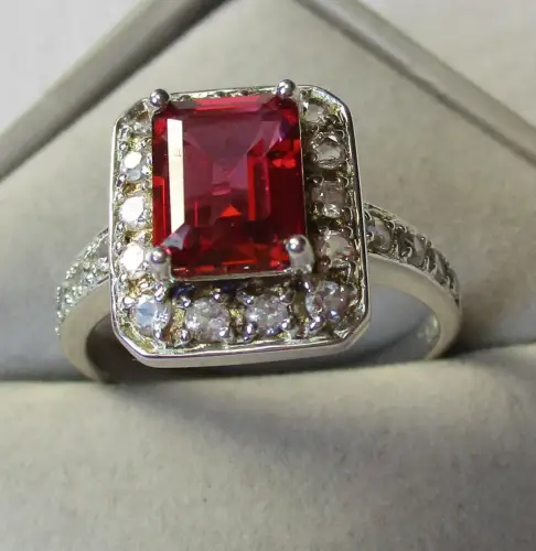 eleganter 925er Silber Damenring mit großem Rubin und kleinen Steinen (153948)