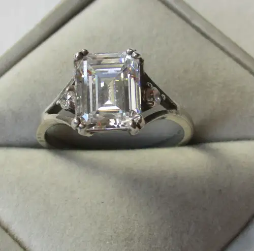 wunderbarer Damenring 925er Silber mit weißem Stein im Smaragdschliff (153669)