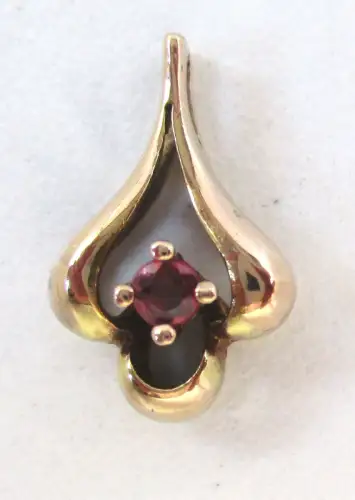 charmanter 333er Gold Kettenanhänger mit kleinem Rubin (161902)