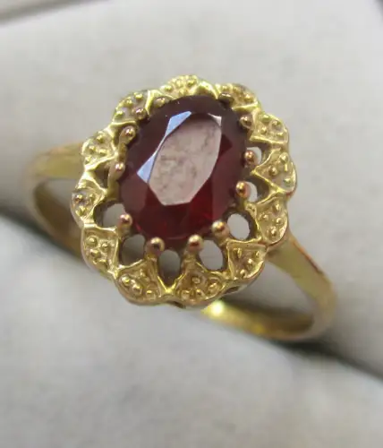 charmanter 333er Gold Damenring mit schönem Granat (108070)