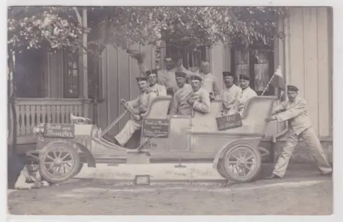 20438 Foto Ak Gruss aus Munsterlager Soldaten im Automobil 1909