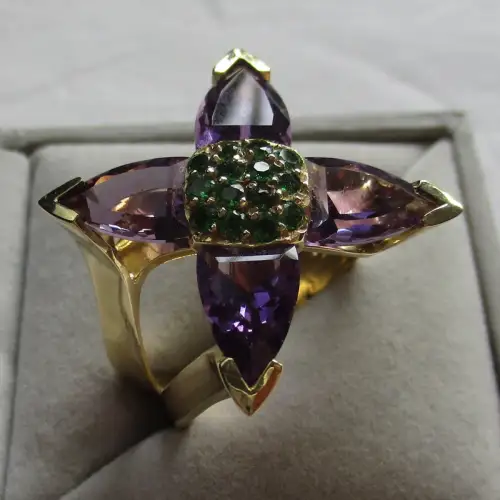 hochwertiger 585er Gold Ring in Blütenform mit Spinell + Smaragd (158372)