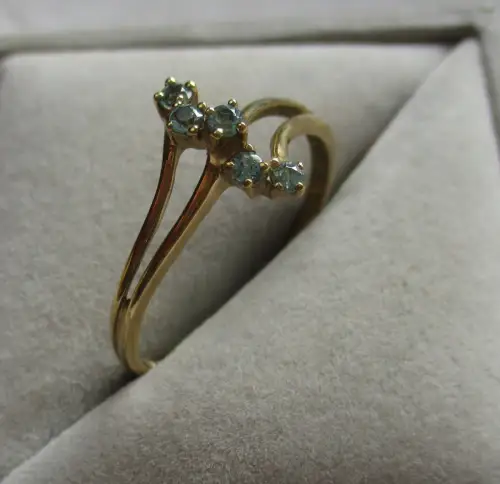 eleganter 333er Gold Ring mit 3 grünen Edelsteinen (165152)