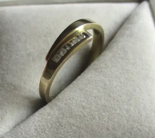 eleganter 333er Gold Ring mit farblosen Edelsteinen (156862)