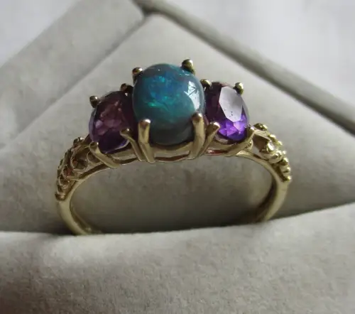 eleganter Damen Ring aus 375er Gold mit Amethysten + schimmerndem Stein (156929)