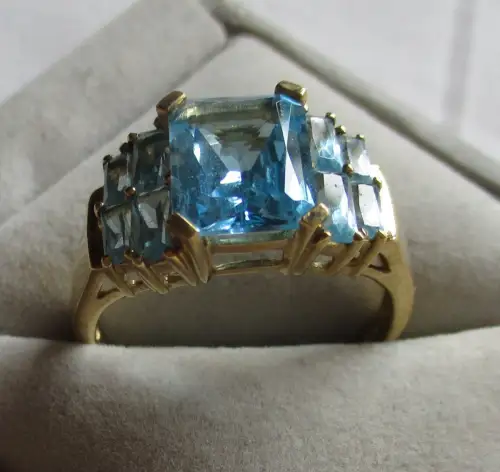 hochwertiger Damen Ring aus 375er Gold mit 9 blauen Topas Edelsteinen (158504)