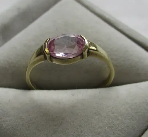 wunderschöner 333er Gold Ring mit lila Saphir (116822)