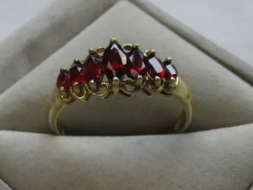 klassischer 375er Gold Damen Ring mit rotem Granat (103554)