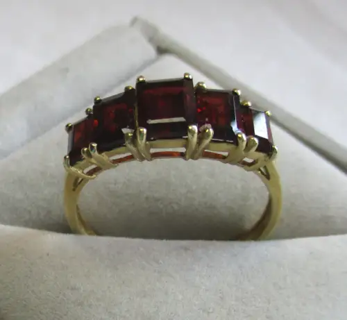 klassischer 375er Gold Damen Ring mit rotem Baguette Granat (109127)