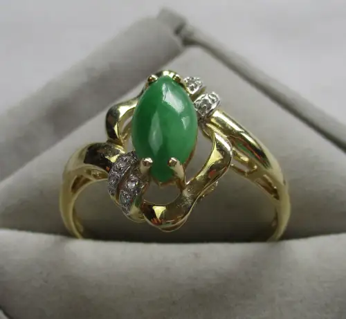 eleganter 585er Gold Damenring mit Jade Cabochon und 8 Diamanten (149860)